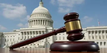 Gavel and US Capitol, symbolizing a congressional hearing on consumer protection.